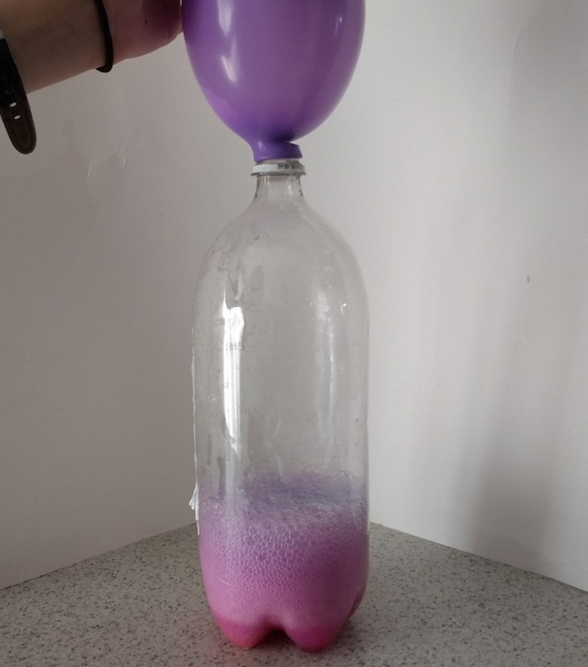 inflating a balloon with vinegar and baking soda